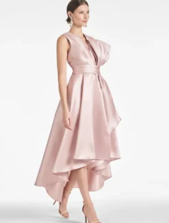 Avec robe de cocktail Magnifique robe trapèze longueur thé avec nœuds et col en V en tissu satiné