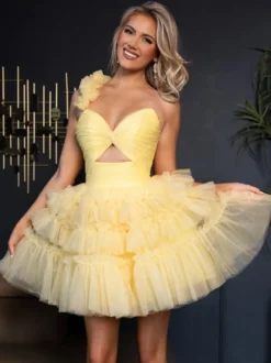Avec robe de soirée courte asymétrique en tulle à fleurs