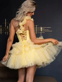 Avec robe de soirée courte asymétrique en tulle à fleurs