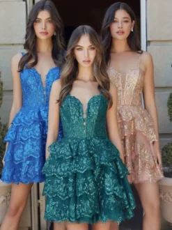 Avec robe de soirée courte à décolleté court et paillettes