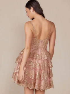 Avec robe de soirée courte à décolleté court et paillettes