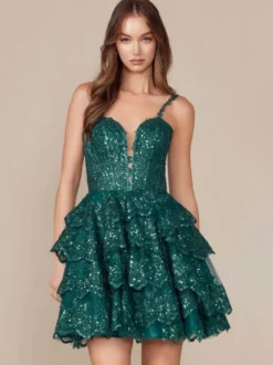 Avec robe de soirée courte à décolleté court et paillettes