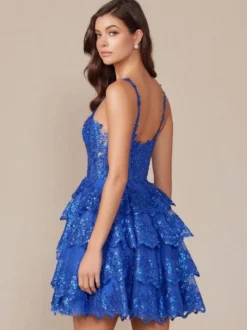 Avec robe de soirée courte à décolleté court et paillettes