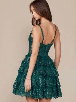 Avec robe de soirée courte à décolleté court et paillettes