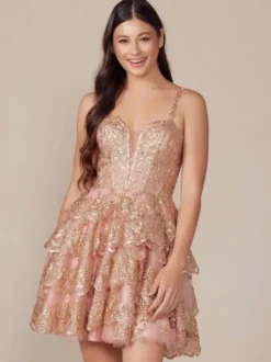 Avec robe de soirée courte à décolleté court et paillettes