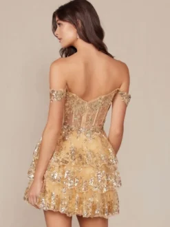 Avec robe de soirée courte en dentelle à découpes et décolleté en cœur