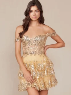 Avec robe de soirée courte en dentelle à découpes et décolleté en cœur