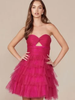Avec robe de soirée courte en tulle découpé avec décolleté court