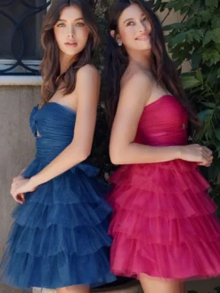 Avec robe de soirée courte en tulle découpé avec décolleté court