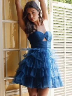 Avec robe de soirée courte en tulle découpé avec décolleté court