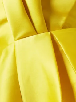 Avec une robe de cocktail beau tissu satiné à une épaule trapèze longueur au sol