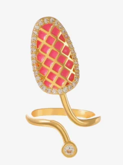 Bague de protection d'ongle ajustable dorée ornée de strass papillon et crâne rose émaillé