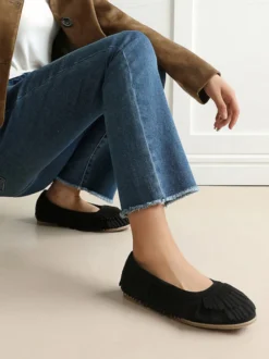 Ballerines en daim marron à bout rond chaussures plates à enfiler avec pompons