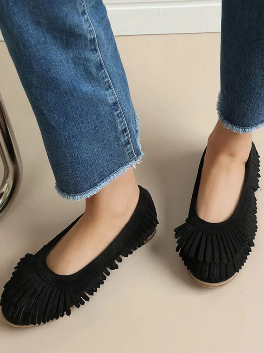Ballerines en daim marron à bout rond chaussures plates à enfiler avec pompons