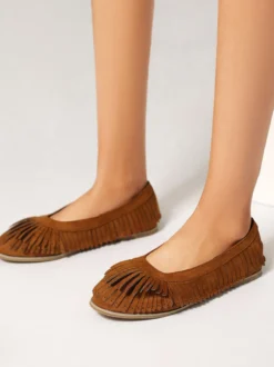 Ballerines en daim marron à bout rond chaussures plates à enfiler avec pompons