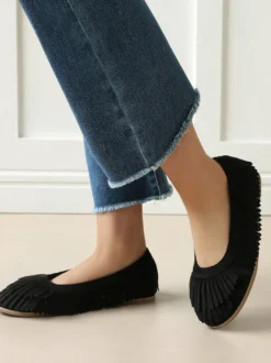 Ballerines en daim marron à bout rond chaussures plates à enfiler avec pompons