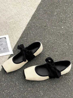 Ballerines noires à bout carré à lacets femmes