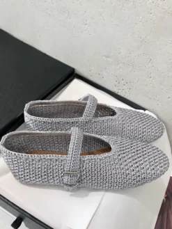 Ballerines noires à bout rond et boucle décorative