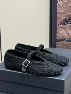 Ballerines noires à bout rond et boucle décorative