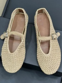 Ballerines noires à bout rond et boucle décorative