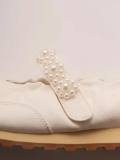 Baskets blanches Mary Jane à bout rond et perles chaussures décontractées à enfiler