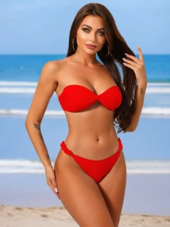 Bikini bandeau uni à volants pour la plage en été 2026