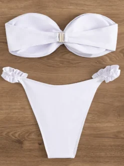 Bikini bandeau uni à volants pour la plage en été 2026