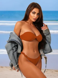 Bikini bandeau uni à volants pour la plage en été 2026