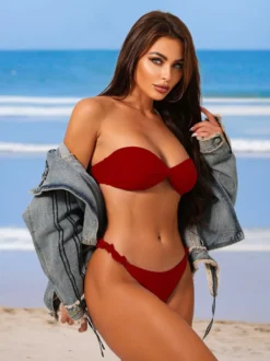 Bikini bandeau uni à volants pour la plage en été 2026