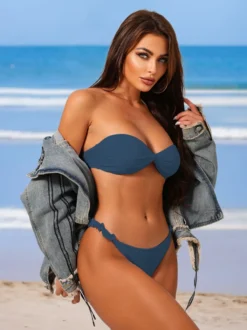 Bikini bandeau uni à volants pour la plage en été 2026