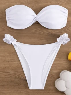 Bikini bandeau uni à volants pour la plage en été 2026
