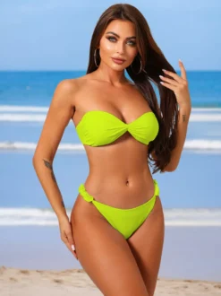 Bikini bandeau uni à volants pour la plage en été 2026