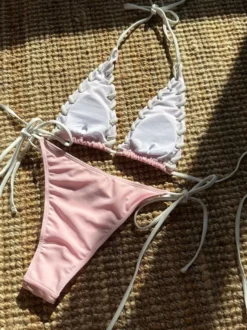 Bikini dos nu sexy aux couleurs contrastées pour l'été 2026
