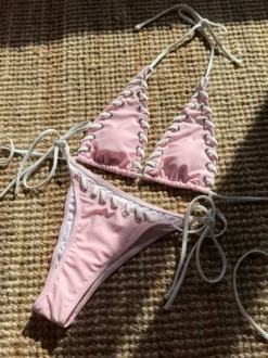 Bikini dos nu sexy aux couleurs contrastées pour l'été 2026