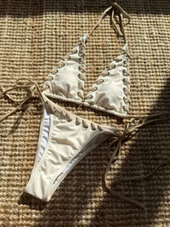 Bikini dos nu sexy aux couleurs contrastées pour l'été 2026