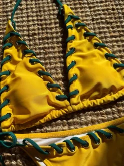 Bikini dos nu sexy aux couleurs contrastées pour l'été 2026