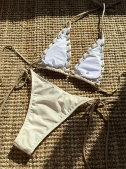 Bikini dos nu sexy aux couleurs contrastées pour l'été 2026