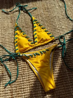 Bikini dos nu sexy aux couleurs contrastées pour l'été 2026