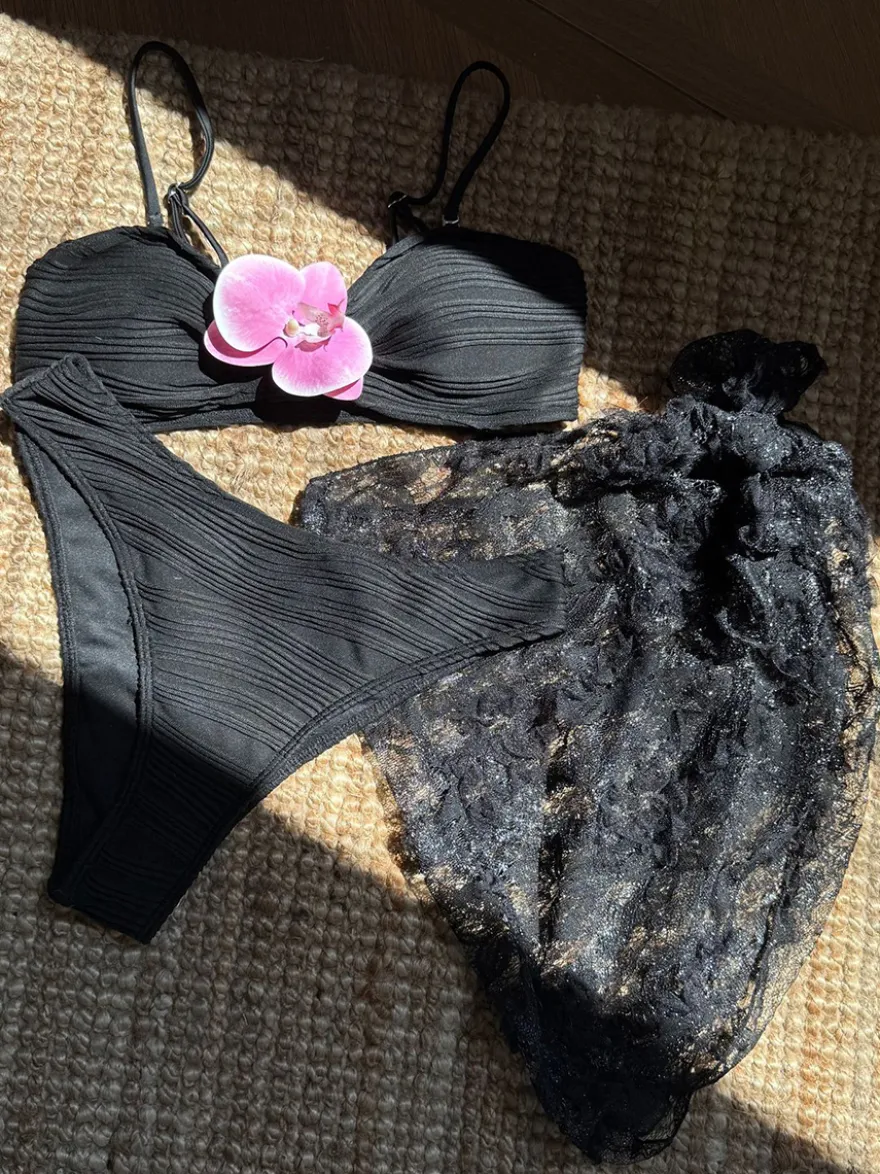 Bikini à motifs floraux et cache-maillot en dentelle pour la plage d'été 2026