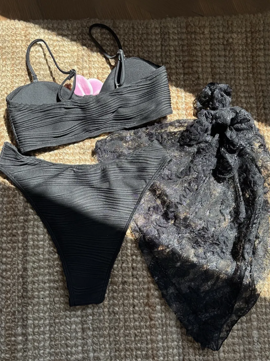 Bikini à motifs floraux et cache-maillot en dentelle pour la plage d'été 2026