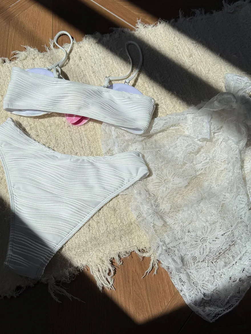 Bikini à motifs floraux et cache-maillot en dentelle pour la plage d'été 2026