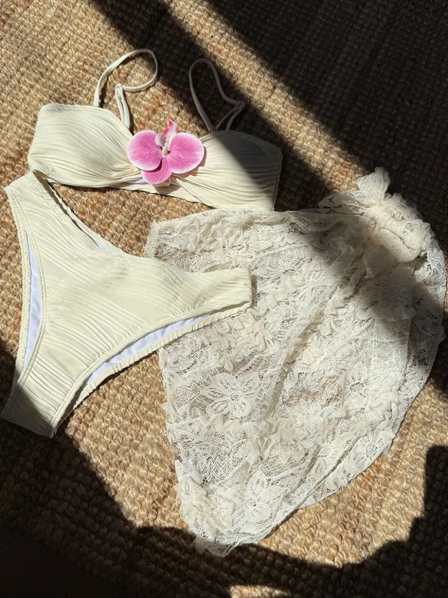 Bikini à motifs floraux et cache-maillot en dentelle pour la plage d'été 2026