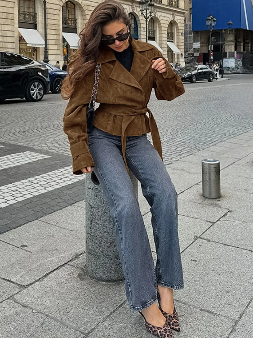 Blazer court en daim marron pour femme - Veste rétro à revers et ceinture à la taille coupe classique - Idées de tenues printanières vintage pour 2026