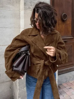 Blazer court en daim marron pour femme - Veste rétro à revers et ceinture à la taille coupe classique - Idées de tenues printanières vintage pour 2026