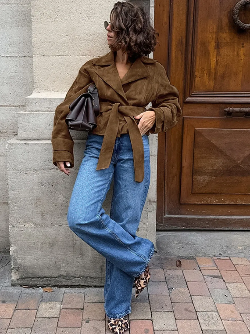 Blazer court en daim marron pour femme - Veste rétro à revers et ceinture à la taille coupe classique - Idées de tenues printanières vintage pour 2026