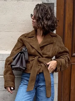 Blazer court en daim marron pour femme - Veste rétro à revers et ceinture à la taille coupe classique - Idées de tenues printanières vintage pour 2026