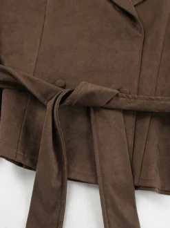 Blazer court en daim marron pour femme - Veste rétro à revers et ceinture à la taille coupe classique - Idées de tenues printanières vintage pour 2026