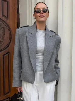 Blazer court pour femme couleur avoine à larges revers - Veste à épaulettes et coupe carrée - Tenues chics de printemps 2026