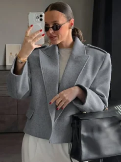 Blazer court pour femme couleur avoine à larges revers - Veste à épaulettes et coupe carrée - Tenues chics de printemps 2026