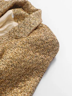 Blazer croisé en tweed doré boutons nacrés taille cintrée longueur midi.